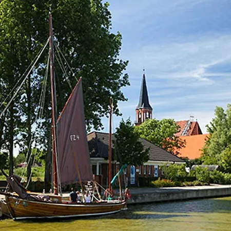 Ferienhaeuschen Hinz * Wustrow (Fischland)