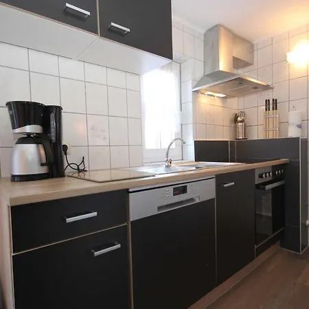 Ferienhaeuschen Hinz * Wustrow (Fischland)